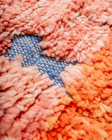 Moderner, handgefertigter Berber-Teppich aus Marokko. Beniourain-Teppich mit schönen Farben und Mustern und flauschiger Wollstruktur.