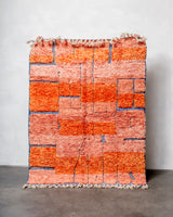 Moderner, handgefertigter Berber-Teppich aus Marokko. Beniourain-Teppich mit schönen Farben und Mustern und flauschiger Wollstruktur.