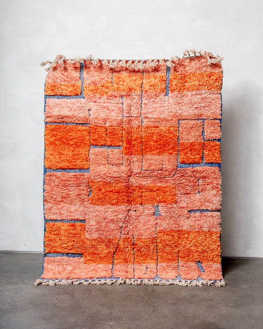 Moderner, handgefertigter Berber-Teppich aus Marokko. Beniourain-Teppich mit schönen Farben und Mustern und flauschiger Wollstruktur.