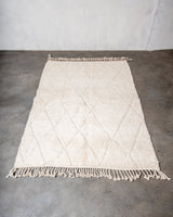 Moderner, handgefertigter Berber-Teppich aus Marokko. Beniourain-Teppich mit minimalistischem Design, natürlichem Wollflor und flauschiger Textur.