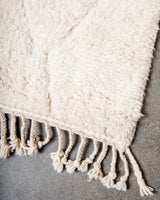Moderner, handgefertigter Berber-Teppich aus Marokko. Beniourain-Teppich mit minimalistischem Design, natürlichem Wollflor und flauschiger Textur.