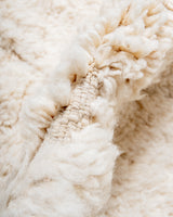 Moderner, handgefertigter Berber-Teppich aus Marokko. Beniourain-Teppich mit minimalistischem Design, natürlichem Wollflor und flauschiger Textur.