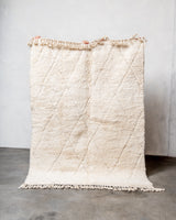 Moderner, handgefertigter Berber-Teppich aus Marokko. Beniourain-Teppich mit minimalistischem Design, natürlichem Wollflor und flauschiger Textur.