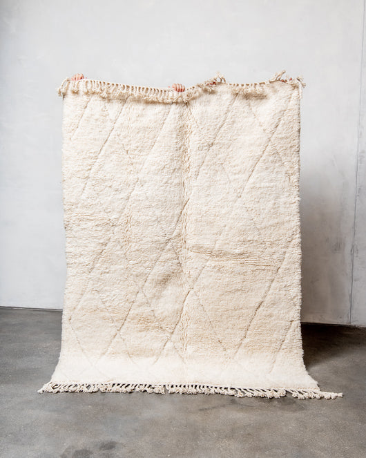 Moderner, handgefertigter Berber-Teppich aus Marokko. Beniourain-Teppich mit minimalistischem Design, natürlichem Wollflor und flauschiger Textur.