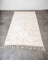 Moderner, handgefertigter Berber-Teppich aus Marokko. Beniourain-Teppich mit minimalistischem Design, natürlichem Wollflor und flauschiger Textur.
