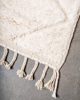 Moderner, handgefertigter Berber-Teppich aus Marokko. Beniourain-Teppich mit minimalistischem Design, natürlichem Wollflor und flauschiger Textur.