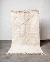 Moderner, handgefertigter Berber-Teppich aus Marokko. Beniourain-Teppich mit minimalistischem Design, natürlichem Wollflor und flauschiger Textur.