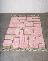 Moderner, handgefertigter Berber-Teppich aus Marokko. Beniourain-Teppich mit schönen Farben und Mustern und flauschiger Wollstruktur.