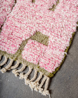 Moderner, handgefertigter Berber-Teppich aus Marokko. Beniourain-Teppich mit schönen Farben und Mustern und flauschiger Wollstruktur.