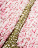 Moderner, handgefertigter Berber-Teppich aus Marokko. Beniourain-Teppich mit schönen Farben und Mustern und flauschiger Wollstruktur.