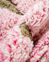 Moderner, handgefertigter Berber-Teppich aus Marokko. Beniourain-Teppich mit schönen Farben und Mustern und flauschiger Wollstruktur.
