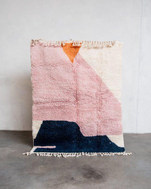 Moderner, handgefertigter Berber-Teppich aus Marokko. Beniourain-Teppich mit schönen Farben und Mustern und flauschiger Wollstruktur.