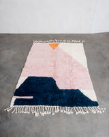 Moderner, handgefertigter Berber-Teppich aus Marokko. Beniourain-Teppich mit schönen Farben und Mustern und flauschiger Wollstruktur.