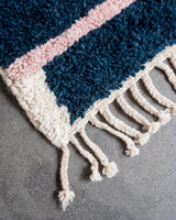Moderner, handgefertigter Berber-Teppich aus Marokko. Beniourain-Teppich mit schönen Farben und Mustern und flauschiger Wollstruktur.