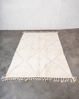 Moderner, handgefertigter Berber-Teppich aus Marokko. Beniourain-Teppich mit minimalistischem Design, natürlichem Wollflor und flauschiger Textur.