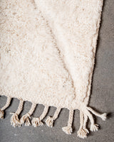 Moderner, handgefertigter Berber-Teppich aus Marokko. Beniourain-Teppich mit minimalistischem Design, natürlichem Wollflor und flauschiger Textur.