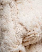 Moderner, handgefertigter Berber-Teppich aus Marokko. Beniourain-Teppich mit minimalistischem Design, natürlichem Wollflor und flauschiger Textur.