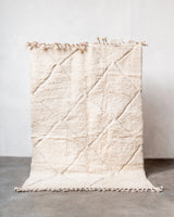Moderner, handgefertigter Berber-Teppich aus Marokko. Beniourain-Teppich mit minimalistischem Design, natürlichem Wollflor und flauschiger Textur.