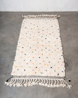 Moderner, handgefertigter Berber-Teppich aus Marokko. Beniourain-Teppich mit schönen Farben und Mustern und flauschiger Wollstruktur.