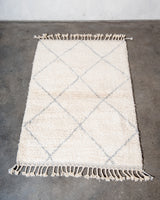 Moderner, handgefertigter Berber-Teppich aus Marokko. Beniourain-Teppich mit minimalistischem Design, natürlichem Wollflor und flauschiger Textur.