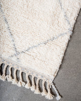 Moderner, handgefertigter Berber-Teppich aus Marokko. Beniourain-Teppich mit minimalistischem Design, natürlichem Wollflor und flauschiger Textur.