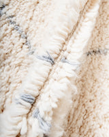 Moderner, handgefertigter Berber-Teppich aus Marokko. Beniourain-Teppich mit minimalistischem Design, natürlichem Wollflor und flauschiger Textur.