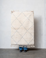 Moderner, handgefertigter Berber-Teppich aus Marokko. Beniourain-Teppich mit minimalistischem Design, natürlichem Wollflor und flauschiger Textur.