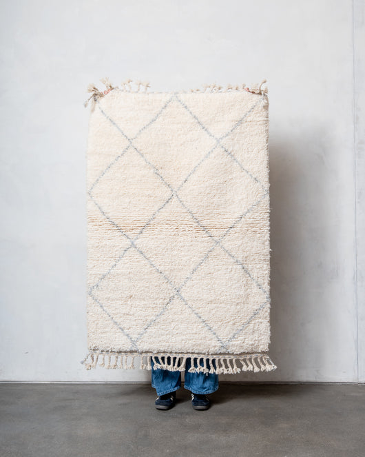 Moderner, handgefertigter Berber-Teppich aus Marokko. Beniourain-Teppich mit minimalistischem Design, natürlichem Wollflor und flauschiger Textur.