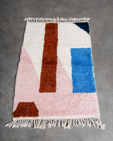 Moderner, handgefertigter Berber-Teppich aus Marokko. Beniourain-Teppich mit schönen Farben und Mustern und flauschiger Wollstruktur.