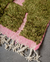 Moderner, handgefertigter Berber-Teppich aus Marokko. Beniourain-Teppich mit schönen Farben und Mustern und flauschiger Wollstruktur.