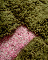 Moderner, handgefertigter Berber-Teppich aus Marokko. Beniourain-Teppich mit schönen Farben und Mustern und flauschiger Wollstruktur.