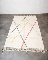 Moderner, handgefertigter Berber-Teppich aus Marokko. Beniourain-Teppich mit schönen Farben und Mustern und flauschiger Wollstruktur.