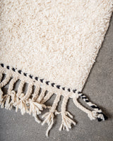 Moderner, handgefertigter Berber-Teppich aus Marokko. Beniourain-Teppich mit schönen Farben und Mustern und flauschiger Wollstruktur.