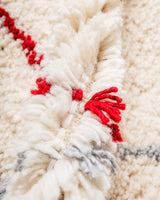 Moderner, handgefertigter Berber-Teppich aus Marokko. Beniourain-Teppich mit schönen Farben und Mustern und flauschiger Wollstruktur.