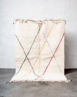 Moderner, handgefertigter Berber-Teppich aus Marokko. Beniourain-Teppich mit schönen Farben und Mustern und flauschiger Wollstruktur.