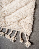 Moderner, handgefertigter Berber-Teppich aus Marokko. Beniourain-Teppich mit minimalistischem Design, natürlichem Wollflor und flauschiger Textur.