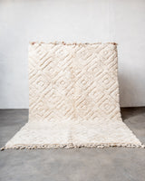 Moderner, handgefertigter Berber-Teppich aus Marokko. Beniourain-Teppich mit minimalistischem Design, natürlichem Wollflor und flauschiger Textur.