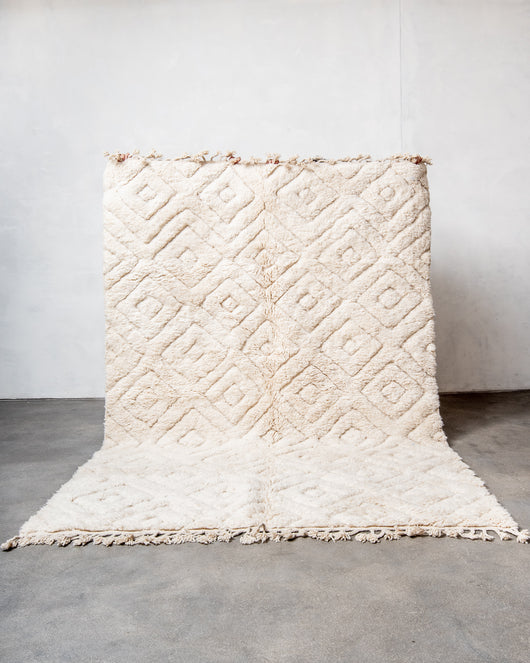 Moderner, handgefertigter Berber-Teppich aus Marokko. Beniourain-Teppich mit minimalistischem Design, natürlichem Wollflor und flauschiger Textur.