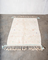 Moderner, handgefertigter Berber-Teppich aus Marokko. Beniourain-Teppich mit schönen Farben und Mustern und flauschiger Wollstruktur.