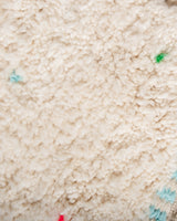 Moderner, handgefertigter Berber-Teppich aus Marokko. Beniourain-Teppich mit schönen Farben und Mustern und flauschiger Wollstruktur.