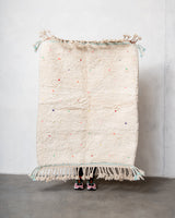Moderner, handgefertigter Berber-Teppich aus Marokko. Beniourain-Teppich mit schönen Farben und Mustern und flauschiger Wollstruktur.