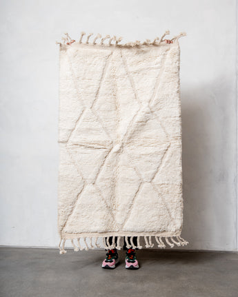 Moderner, handgefertigter Berber-Teppich aus Marokko. Beniourain-Teppich mit minimalistischem Design, natürlichem Wollflor und flauschiger Textur.