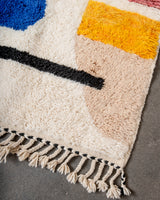 Moderner, handgefertigter Berber-Teppich aus Marokko. Beniourain-Teppich mit schönen Farben und Mustern und flauschiger Wollstruktur.