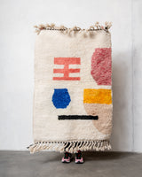 Moderner, handgefertigter Berber-Teppich aus Marokko. Beniourain-Teppich mit schönen Farben und Mustern und flauschiger Wollstruktur.