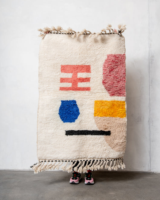 Moderner, handgefertigter Berber-Teppich aus Marokko. Beniourain-Teppich mit schönen Farben und Mustern und flauschiger Wollstruktur.