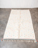 Moderner, handgefertigter Berber-Teppich aus Marokko. Beniourain-Teppich mit schönen Farben und Mustern und flauschiger Wollstruktur.