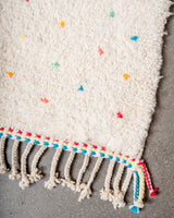 Moderner, handgefertigter Berber-Teppich aus Marokko. Beniourain-Teppich mit schönen Farben und Mustern und flauschiger Wollstruktur.