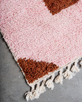 Moderner, handgefertigter Berber-Teppich aus Marokko. Beniourain-Teppich mit schönen Farben und Mustern und flauschiger Wollstruktur.