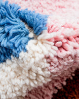 Moderner, handgefertigter Berber-Teppich aus Marokko. Beniourain-Teppich mit schönen Farben und Mustern und flauschiger Wollstruktur.