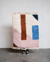 Moderner, handgefertigter Berber-Teppich aus Marokko. Beniourain-Teppich mit schönen Farben und Mustern und flauschiger Wollstruktur.